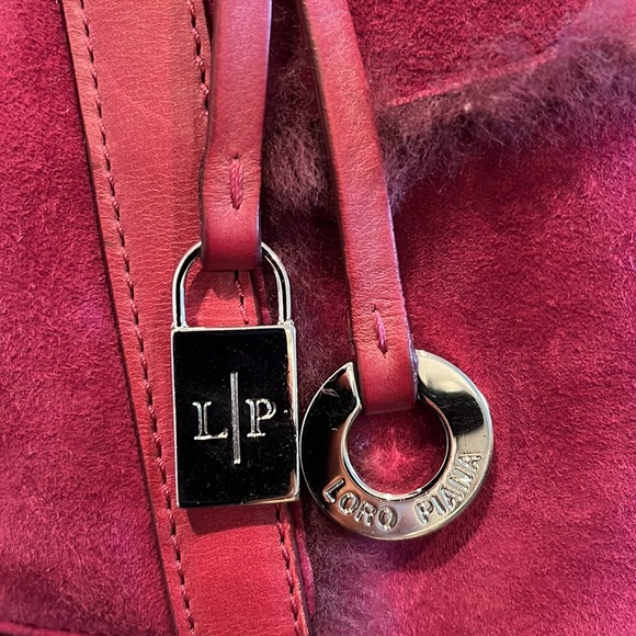 Loro Piana genuine shearling bag. In beautiful magenta color perfect for winter - Picture 3 of 7